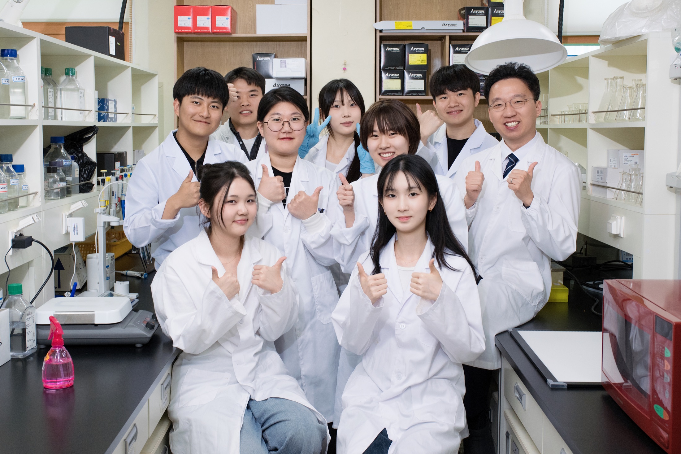 Min Lab 구성원들이 실험실에서 함께 촬영한 단체사진