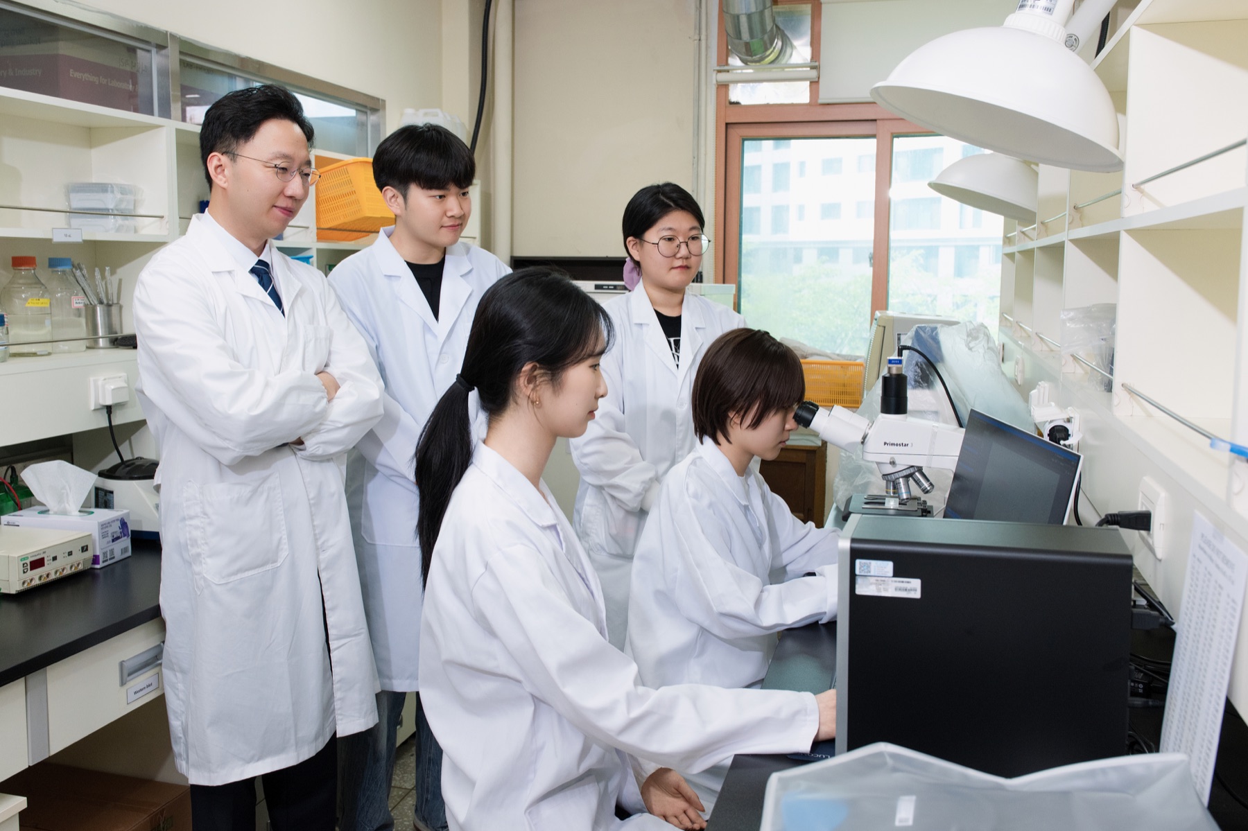 현미경 관찰 결과를 함께 확인하는 Min Lab 연구진